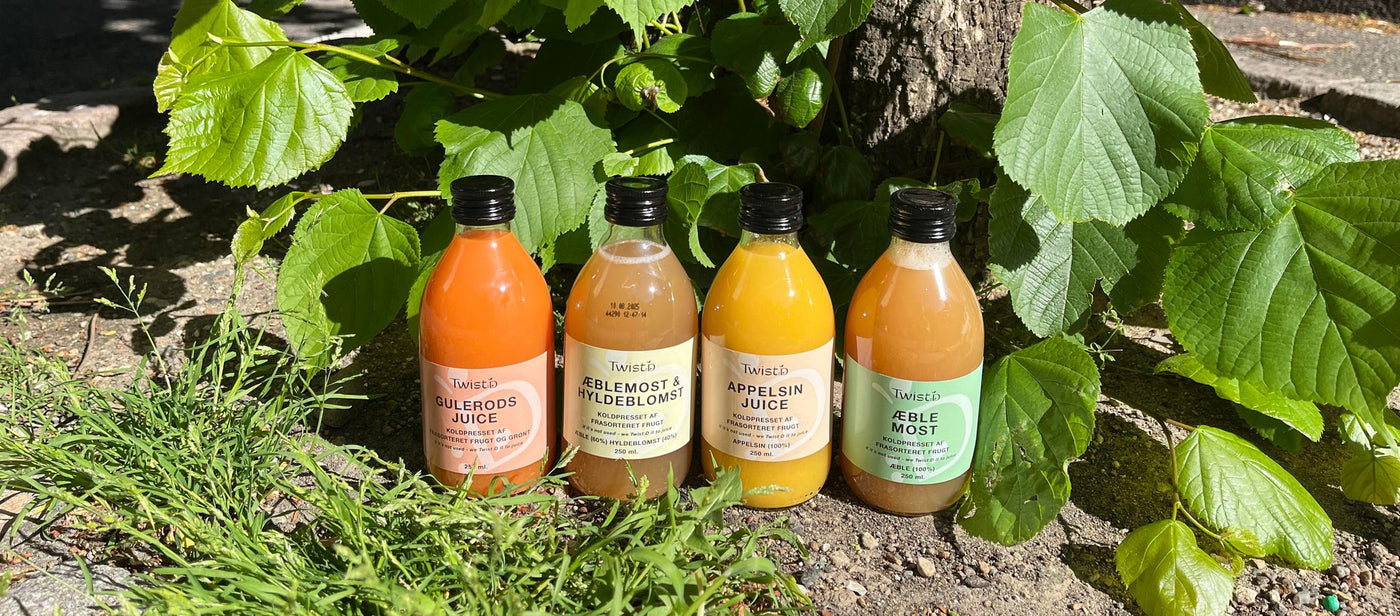 Twist:Ds juicer på 250 ml på jord og græs